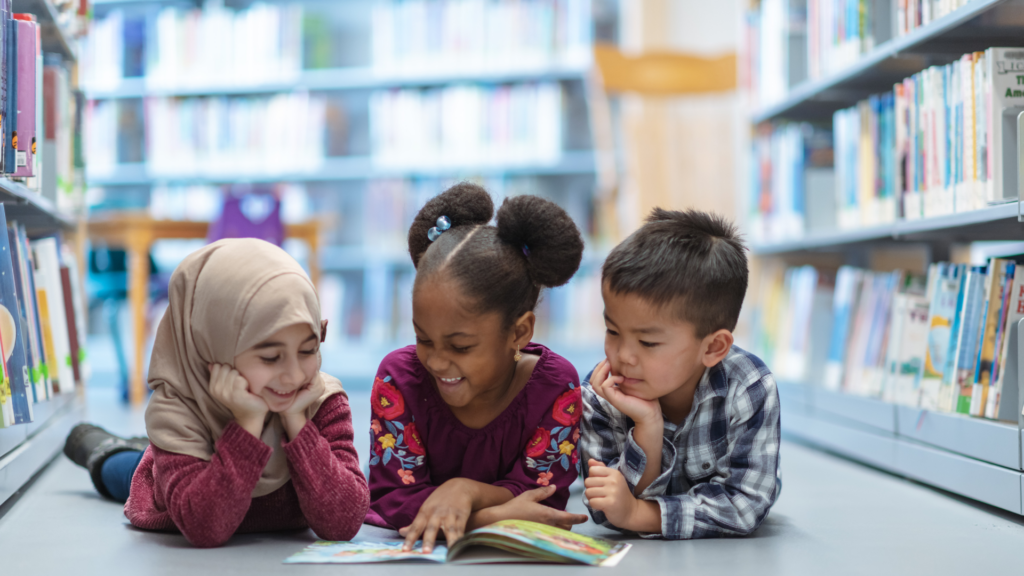 Enfants qui lisent